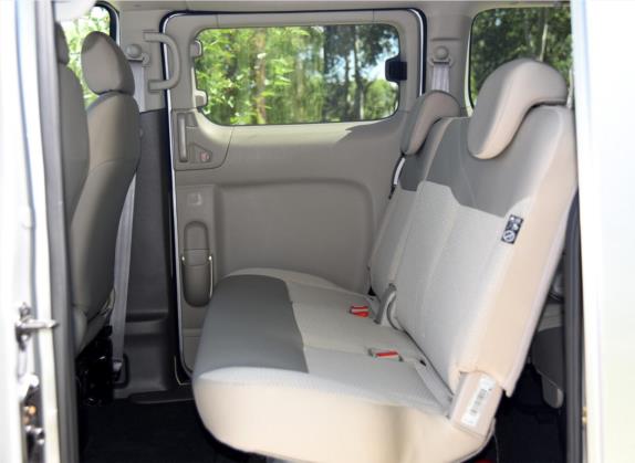 日产NV200 2016款 改款 1.6L CVT豪华型 车厢座椅   后排空间