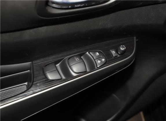 途达 2020款 2.5L XV 自动两驱智享版 车厢座椅   门窗控制
