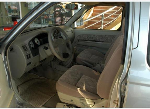 帕拉丁 2004款 2.4L 两驱标准型 车厢座椅   前排空间