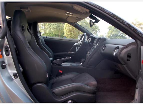 日产GT-R 2010款 3.8T Premium Edition 车厢座椅   前排空间