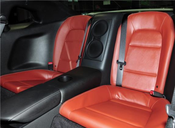 日产GT-R 2014款 3.8T Premium Edition 棕红内饰 车厢座椅   后排空间