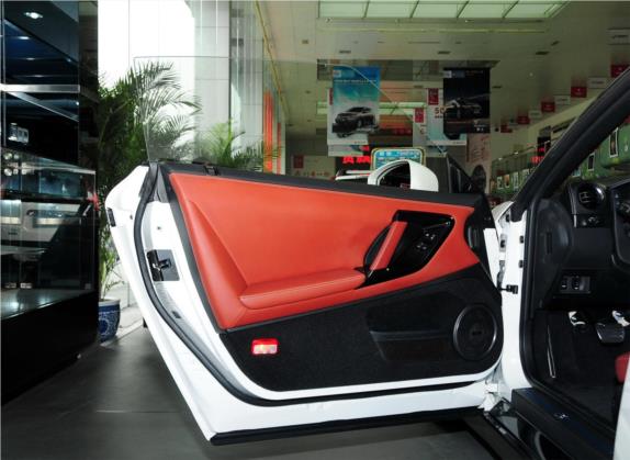 日产GT-R 2014款 3.8T Premium Edition 棕红内饰 车厢座椅   前门板