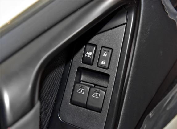 日产GT-R 2017款 3.8T 黑金刚版 车厢座椅   门窗控制