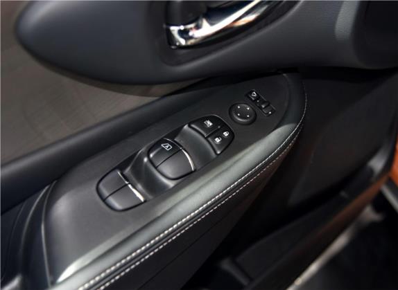 楼兰 2015款 2.5L XL NAVI 两驱智享版 车厢座椅   门窗控制