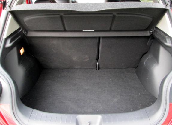 骐达TIIDA 2011款 1.6T 手动致酷版 车厢座椅   后备厢