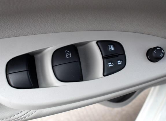 骐达TIIDA 2019款 1.6L 手动乐动版 国V 车厢座椅   门窗控制