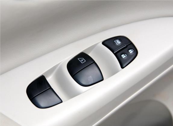 轩逸 2012款 1.6XL 手动豪华版 车厢座椅   门窗控制