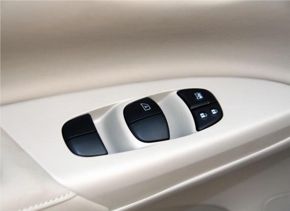 轩逸 2012款 1.6XL CVT豪华版 车厢座椅   门窗控制