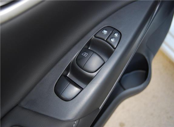 轩逸 2019款 1.6XL 手动豪华版 国V 车厢座椅   门窗控制