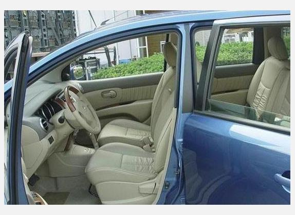 骏逸 2006款 1.8L 自动时尚版 车厢座椅   前排空间