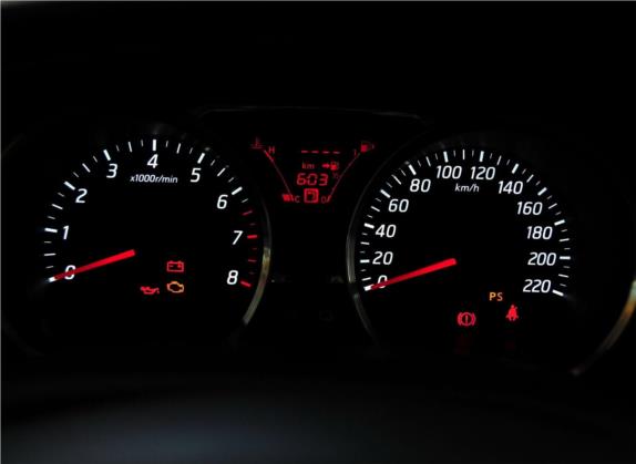 骊威 2013款 1.6XE 手动舒适版 中控类   仪表盘