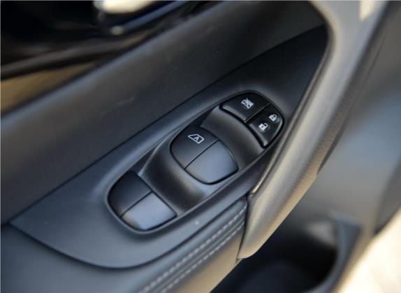 逍客 2016款 2.0L CVT领先版 车厢座椅   门窗控制