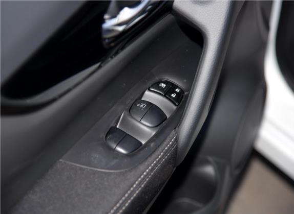 逍客 2016款 2.0L CVT精英版 车厢座椅   门窗控制