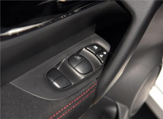 逍客 2017款 2.0L CVT精英版 国V 车厢座椅   门窗控制