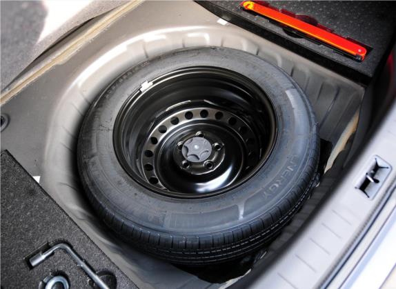 天籁 2011款 2.0L XL荣耀版 其他细节类   备胎