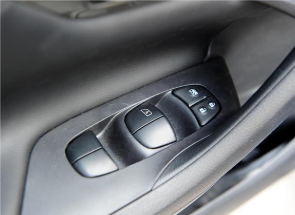 天籁 2013款 2.5L XL-NAVI Tech智享版 车厢座椅   门窗控制