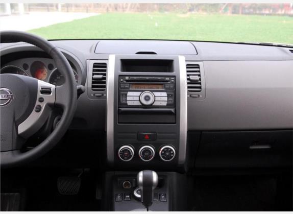 奇骏 2008款 2.5L XV CVT 4WD 中控类   中控台
