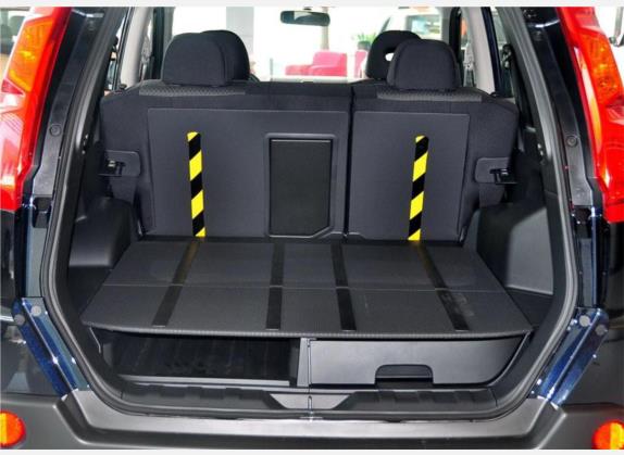 奇骏 2010款 2.0L 手动舒适版 4WD 车厢座椅   后备厢