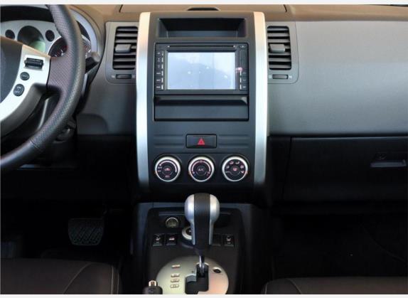 奇骏 2010款 2.5L CVT至尊版 4WD 中控类   中控台