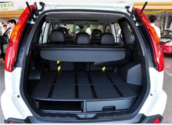 奇骏 2010款 2.5L CVT至尊版 4WD 车厢座椅   后备厢