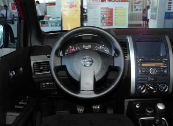 奇骏 2012款 2.0L 手动舒适版 4WD 中控类   驾驶位