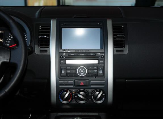 奇骏 2012款 2.0L 手动舒适版 4WD 中控类   中控台