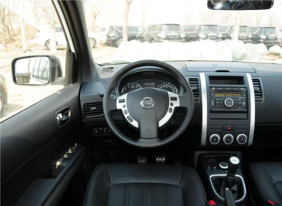 奇骏 2012款 2.5L 手动豪华版 4WD 中控类   驾驶位