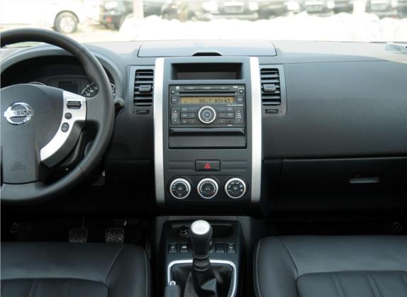 奇骏 2012款 2.5L 手动豪华版 4WD 中控类   中控台