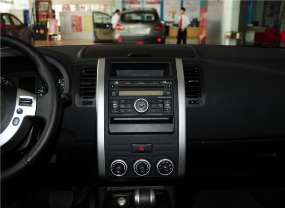 奇骏 2012款 2.5L CVT豪华版 4WD 中控类   中控台