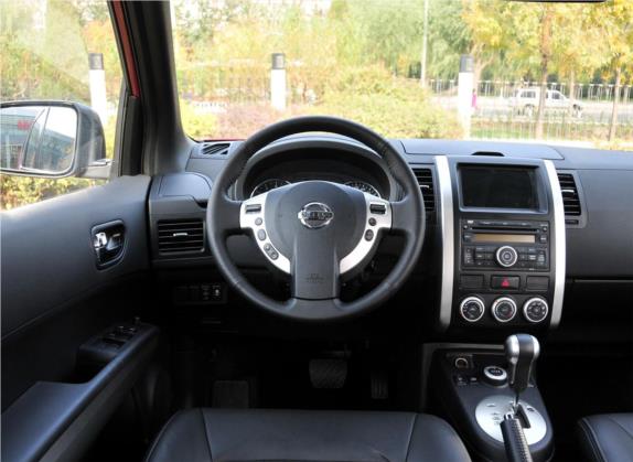 奇骏 2012款 2.5L CVT尊享版 4WD 中控类   驾驶位