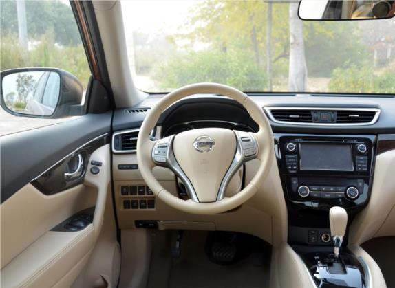 奇骏 2014款 2.5L CVT至尊版 4WD 中控类   驾驶位