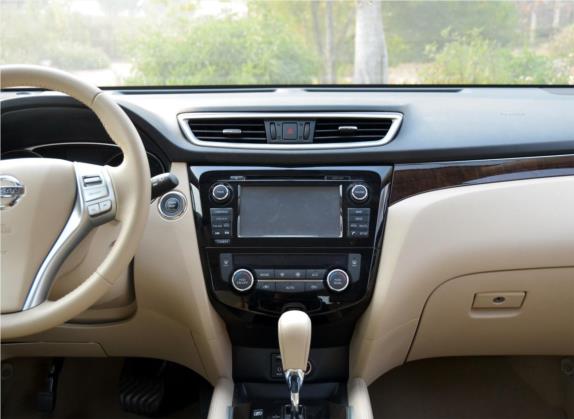 奇骏 2014款 2.5L CVT至尊版 4WD 中控类   中控台
