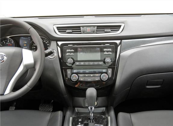 奇骏 2014款 2.5L CVT豪华版 4WD 中控类   中控台