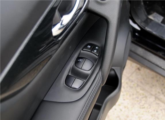 奇骏 2014款 2.5L CVT豪华版 4WD 车厢座椅   门窗控制