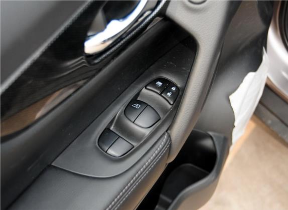 奇骏 2014款 2.5L CVT领先版 4WD 车厢座椅   门窗控制