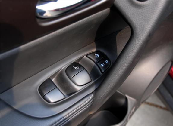奇骏 2014款 2.0L CVT舒适版 2WD 车厢座椅   门窗控制