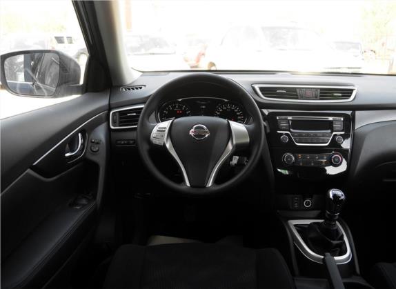 奇骏 2014款 2.0L 手动时尚版 2WD 中控类   驾驶位