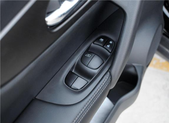 奇骏 2014款 2.0L 手动时尚版 2WD 车厢座椅   门窗控制