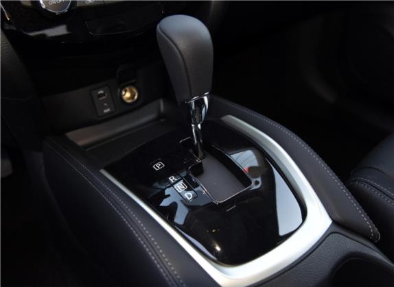 奇骏 2015款 2.0L CVT舒适MAX版 2WD 中控类   挡把
