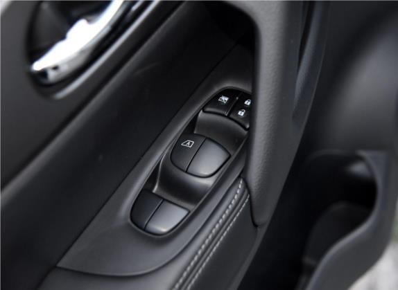 奇骏 2015款 2.0L CVT舒适MAX版 2WD 车厢座椅   门窗控制