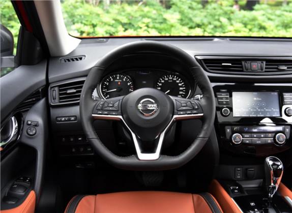 奇骏 2017款 2.5L CVT至尊版 4WD 中控类   驾驶位
