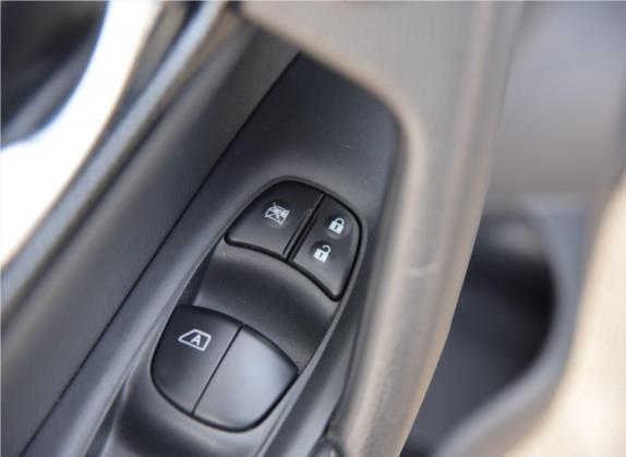 奇骏 2017款 2.5L CVT七座领先版 4WD 车厢座椅   门窗控制