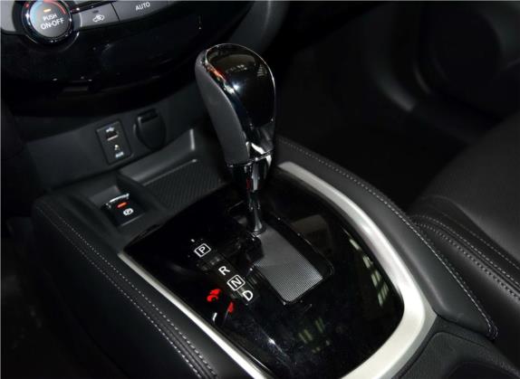 奇骏 2017款 2.5L CVT领先版 4WD 中控类   挡把