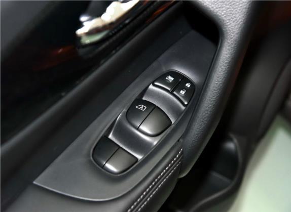 奇骏 2017款 2.5L CVT领先版 4WD 车厢座椅   门窗控制