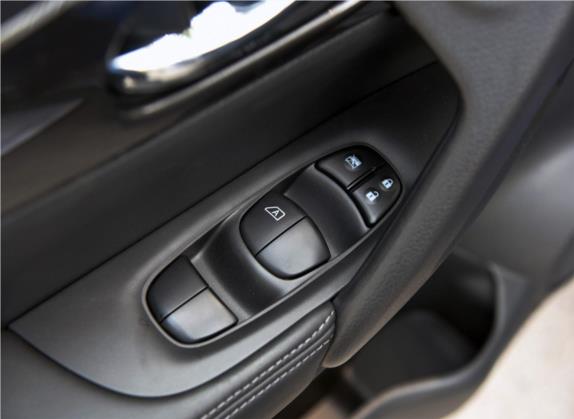 奇骏 2017款 2.0L CVT智享版 2WD 车厢座椅   门窗控制