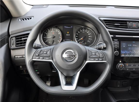 奇骏 2017款 2.0L CVT七座舒适版 2WD 中控类   驾驶位