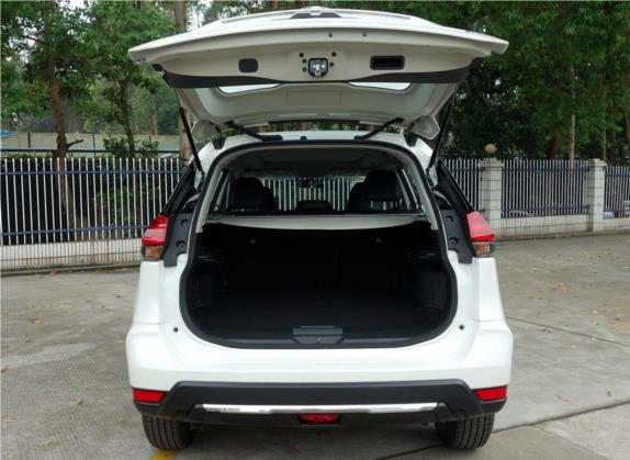 奇骏 2017款 2.0L CVT舒适版 2WD 车厢座椅   后备厢