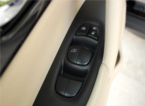 奇骏 2017款 2.0L CVT时尚版 2WD 车厢座椅   门窗控制