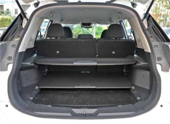 奇骏 2017款 2.0L 手动经典版 2WD 车厢座椅   后备厢