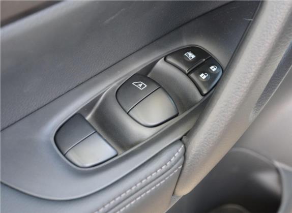奇骏 2017款 2.0L 手动经典版 2WD 车厢座椅   门窗控制